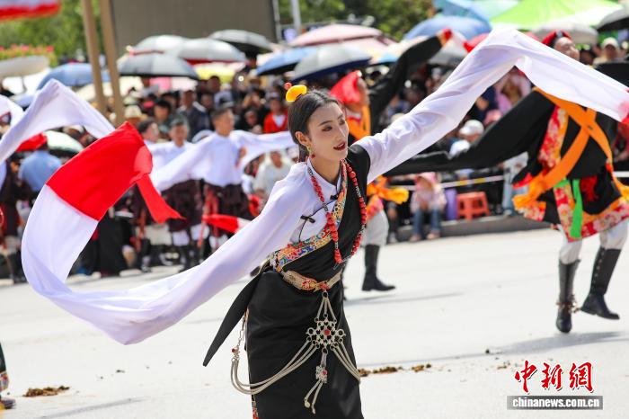 青海玉树：“潇洒的康巴人”街头巡演 展示多元民俗文化
