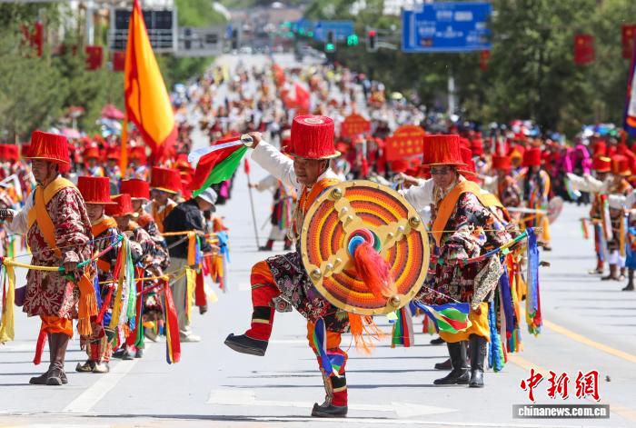 青海玉树：“潇洒的康巴人”街头巡演 展示多元民俗文化