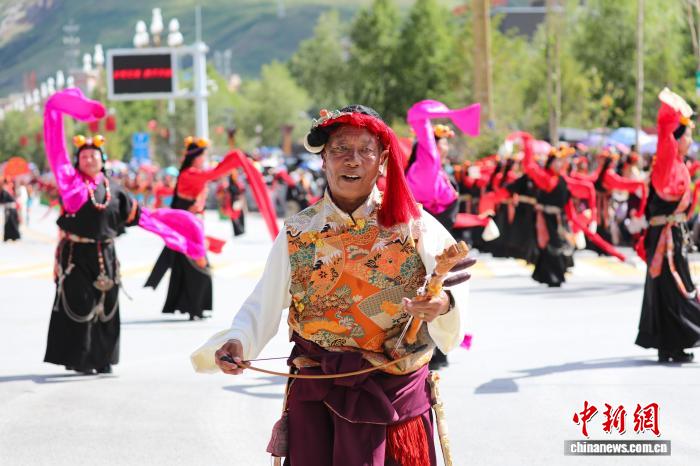 青海玉树：“潇洒的康巴人”街头巡演 展示多元民俗文化