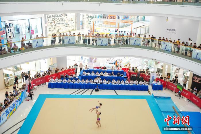 广西南宁：体育赛事“进商圈”民众近距离观赛