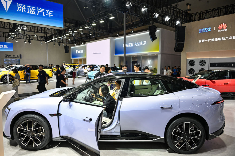 财经聚焦|更聪明 更安全 更开放——从智博会看智能网联新能源汽车新趋势 财经聚焦|更聪明 更安全 更开放——从智博会看智能网联新能源汽车新趋势