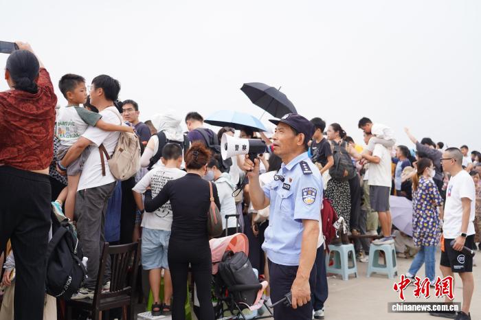 浙江老民警的最后一次坚守:人群中他是“不退的潮”