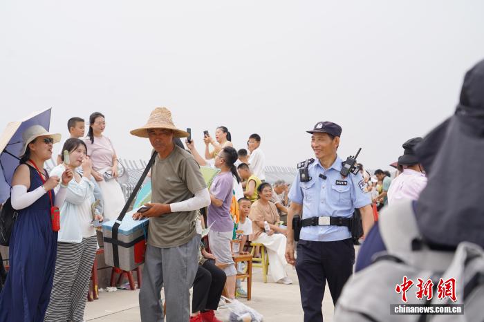 浙江老民警的最后一次坚守:人群中他是“不退的潮”