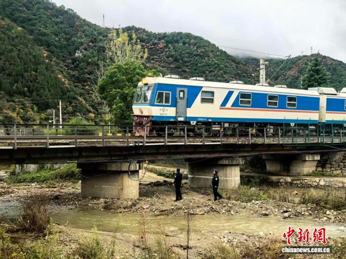 秦岭铁警:汛期护航铁路安全 秦岭铁警:汛期护航铁路安全