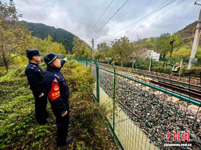 秦岭铁警:汛期护航铁路安全