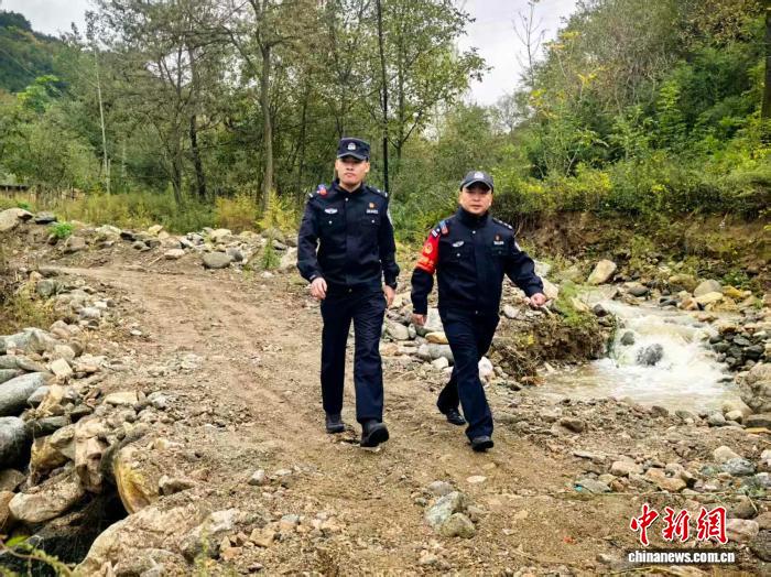 秦岭铁警:汛期护航铁路安全