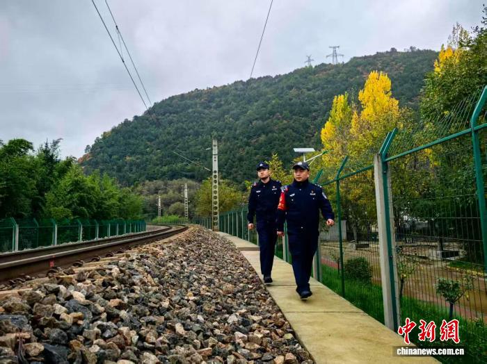 秦岭铁警:汛期护航铁路安全