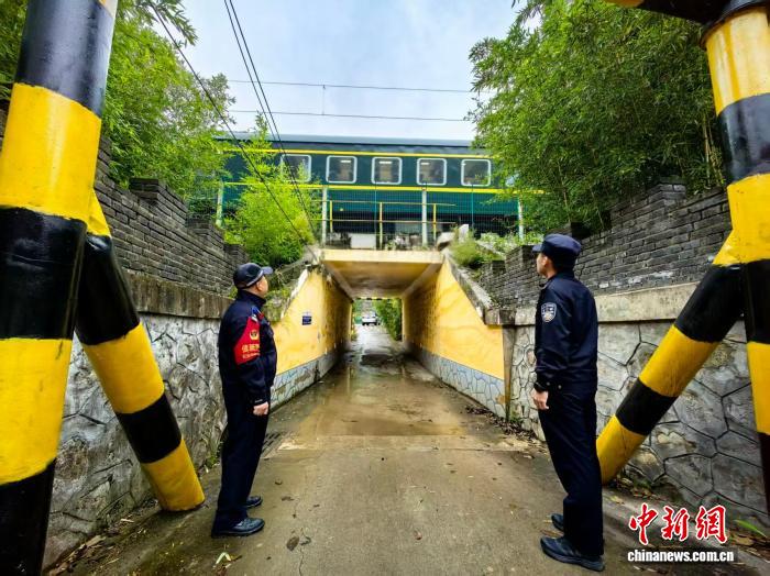 秦岭铁警:汛期护航铁路安全