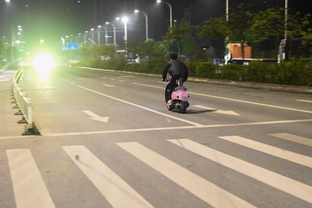 焦点丨时速破百、灯光眩目……改装电动自行车“步步惊心”