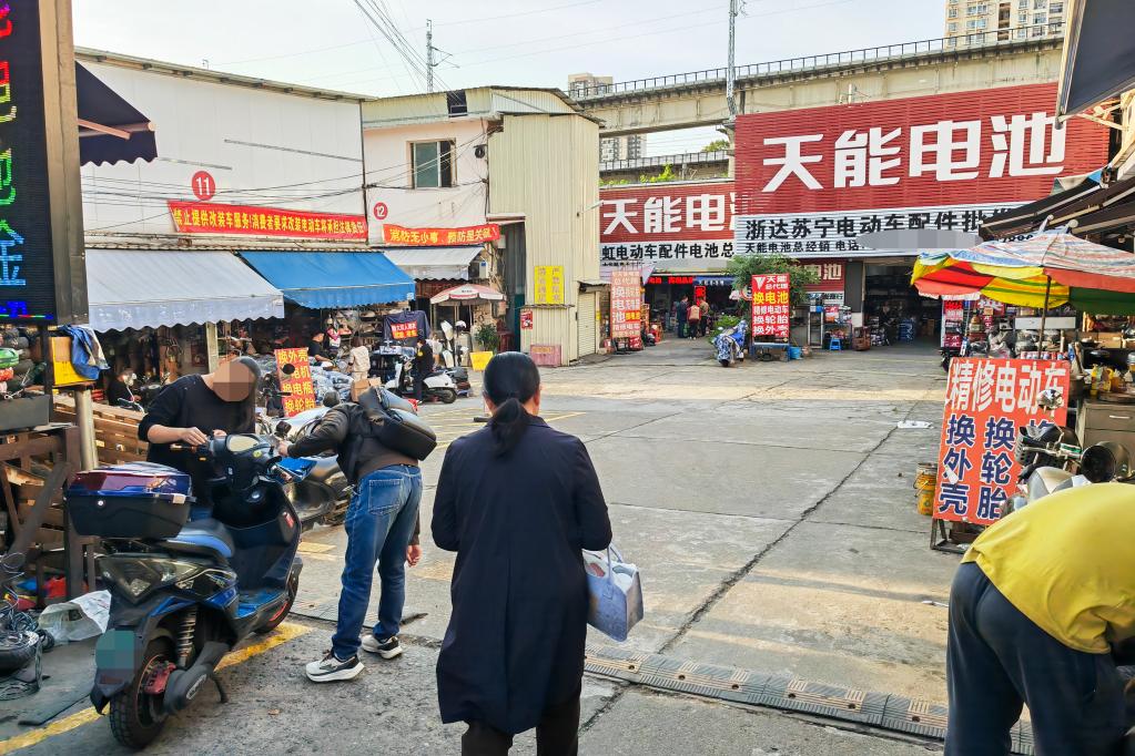 焦点丨时速破百、灯光眩目……改装电动自行车“步步惊心”