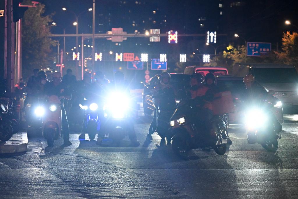 焦点丨时速破百、灯光眩目……改装电动自行车“步步惊心”