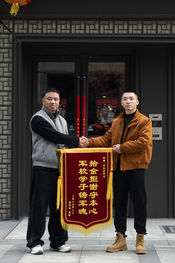 动车站遗失20余万现金，军校学子原地等了他一小时！