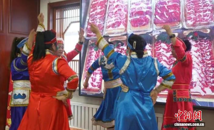 春风吹过梅里斯:一炉炭火,万里客来