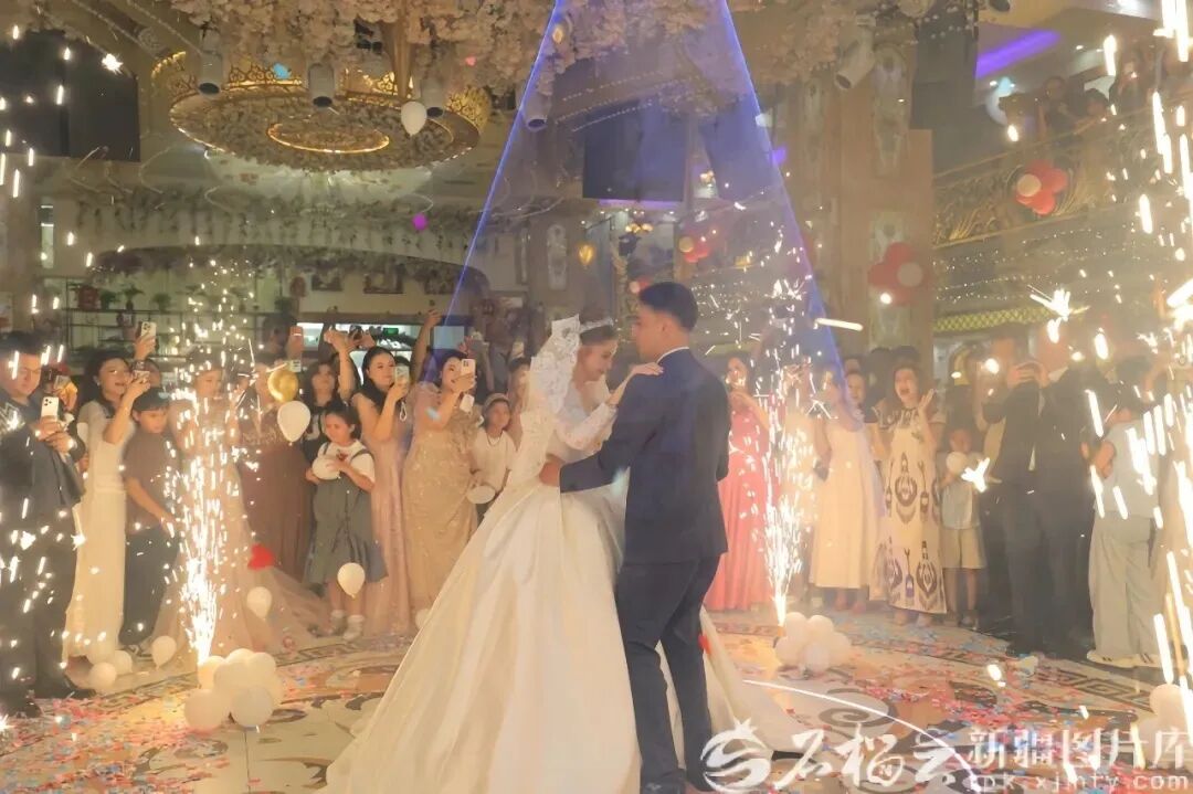 一场新疆婚礼,为什么让300多个网友千里奔赴? 图片