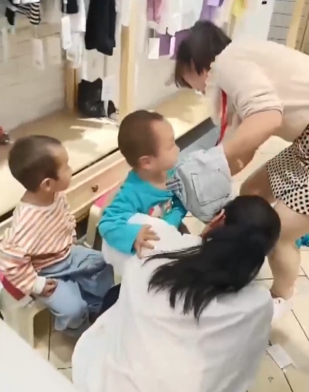 走失男童没穿衣服在街头乱跑，幸亏遇到她！