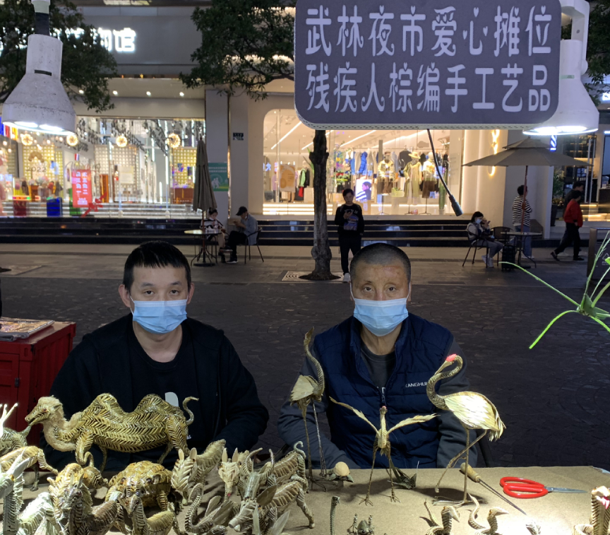 这个摊位占“C位”！看到他的手，网友绷不住了...