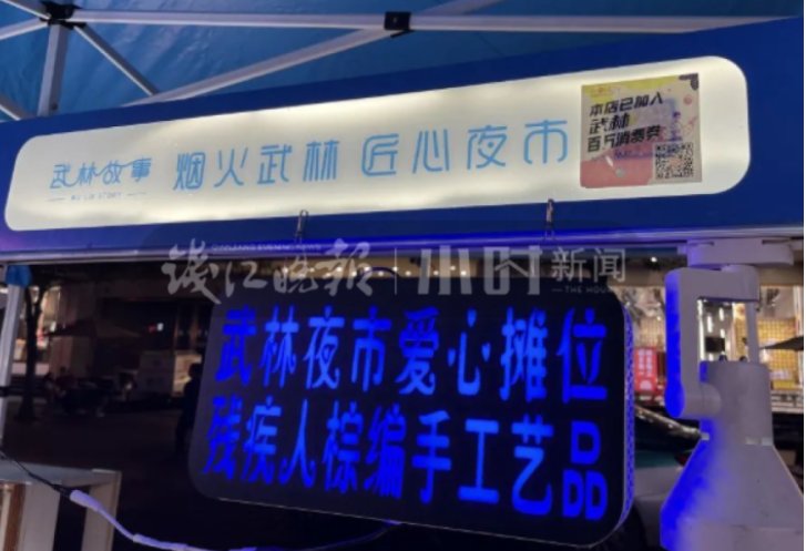 这个摊位占“C位”！看到他的手，网友绷不住了...