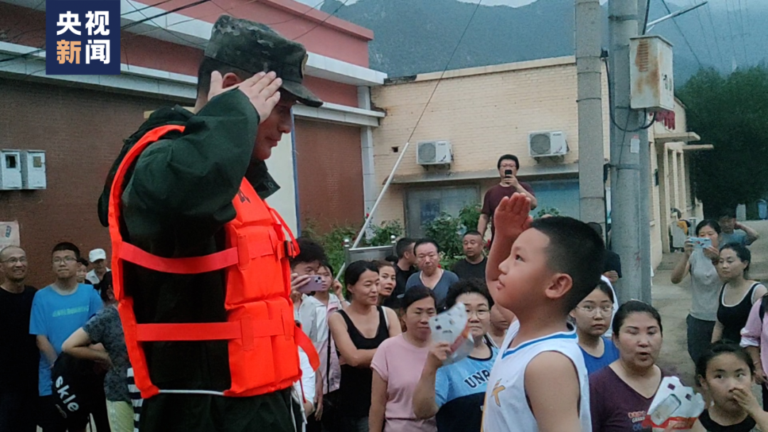 “叔叔，我只有一瓶风油精了，送你！”