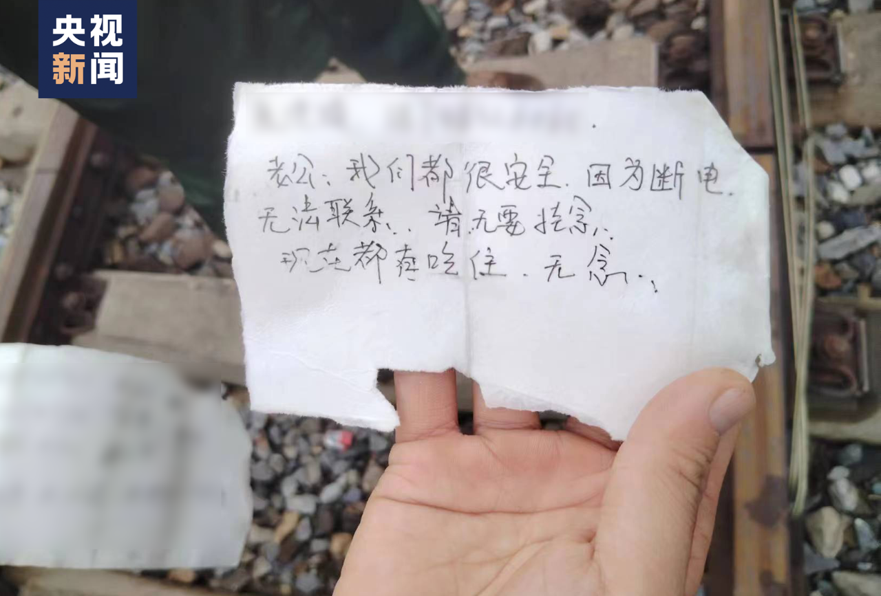 “叔叔，我只有一瓶风油精了，送你！”