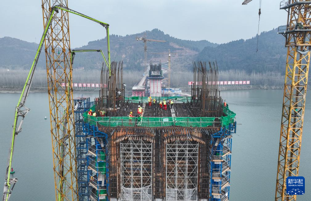 成达万高铁嘉陵江特大桥主墩零号块浇筑完成