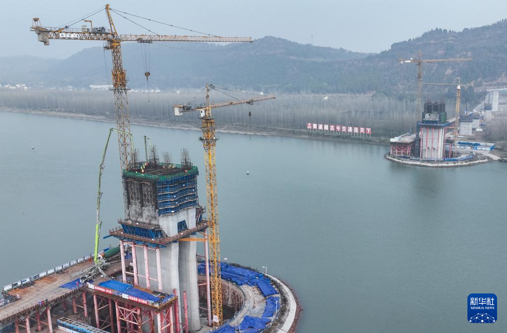 成达万高铁嘉陵江特大桥主墩零号块浇筑完成