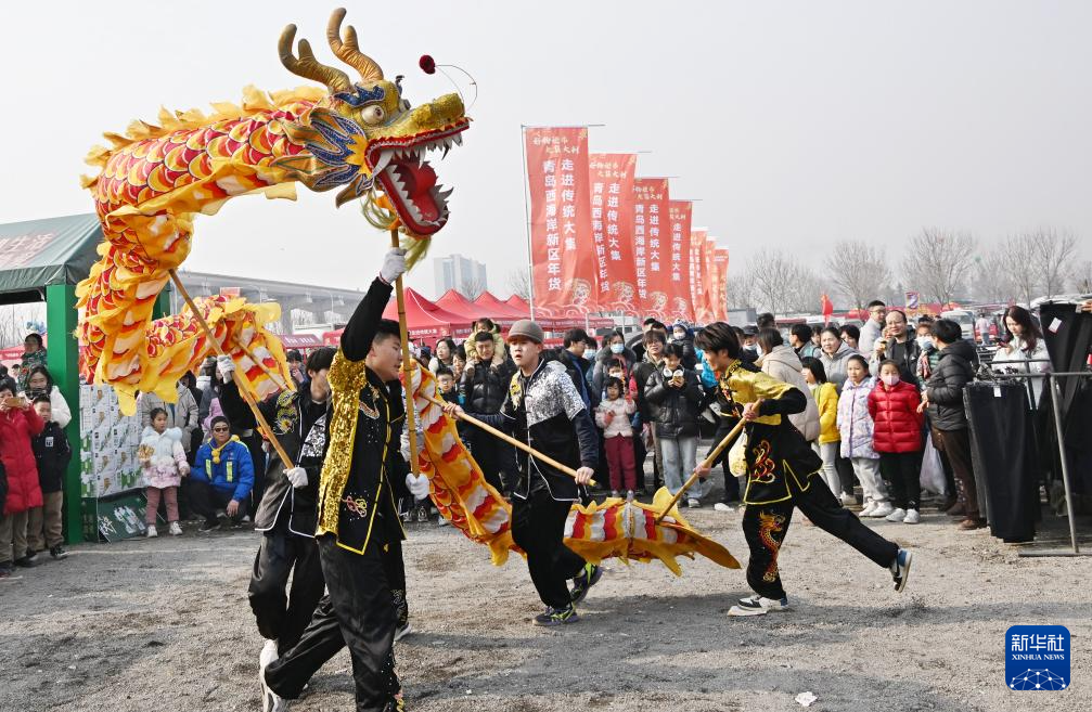 青岛泊里：年集办年货 年味气息浓