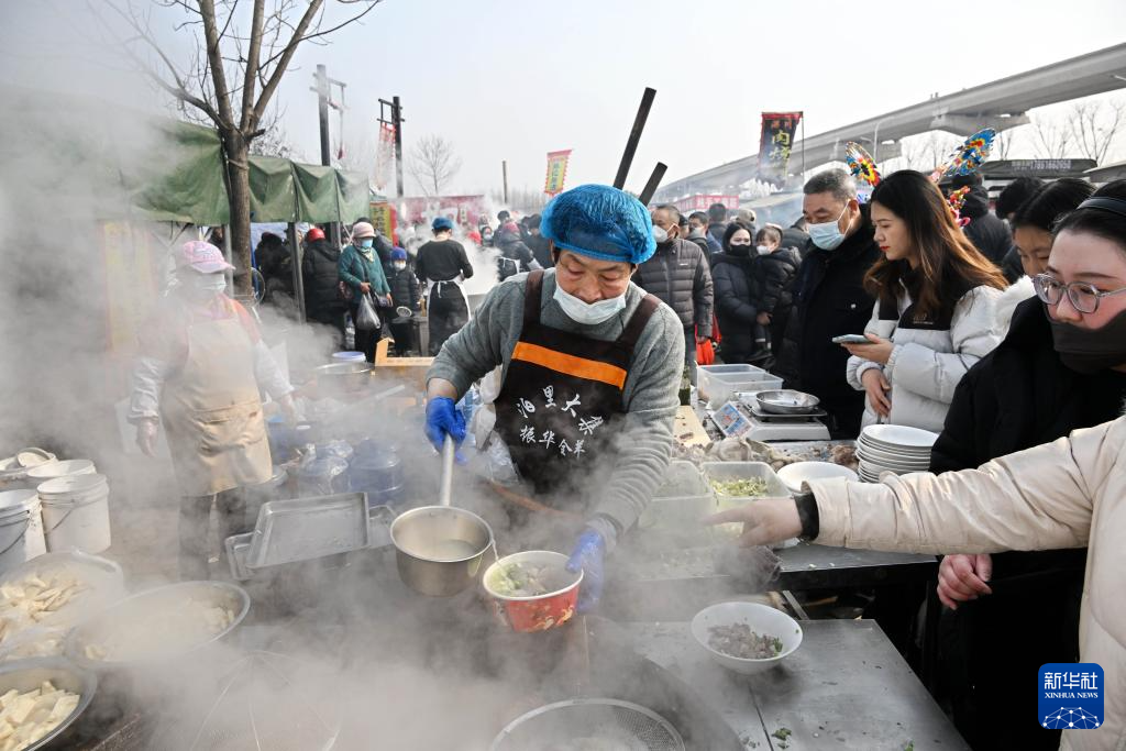 青岛泊里：年集办年货 年味气息浓