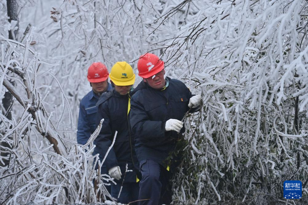 新春走基层丨广西：鏖战冰雪保供电