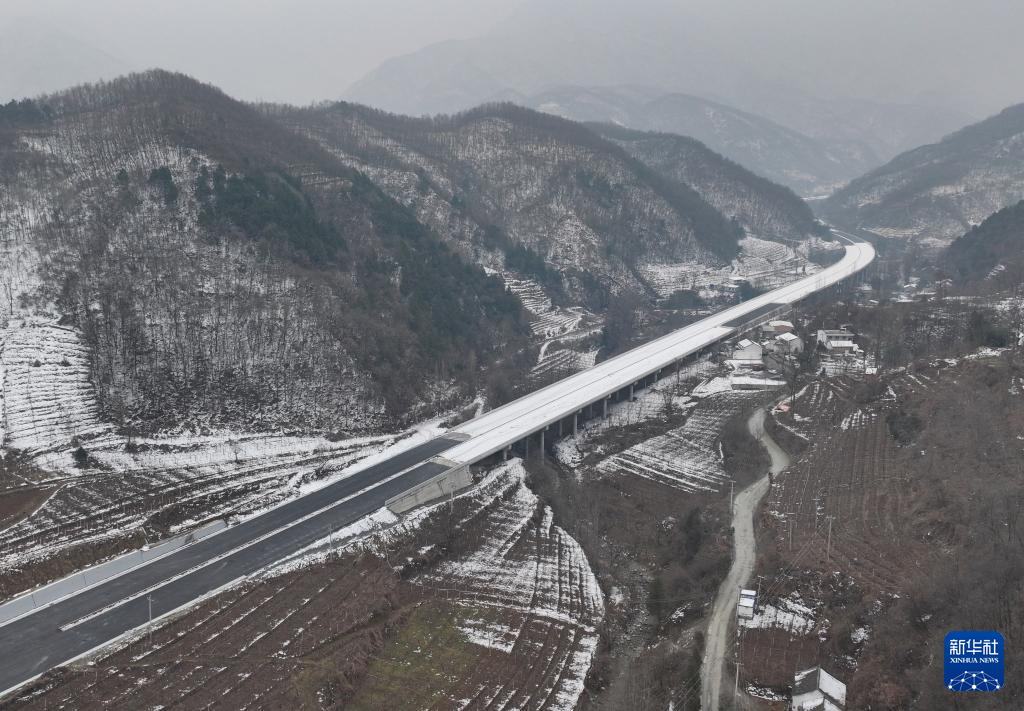 秦岭山间筑路忙