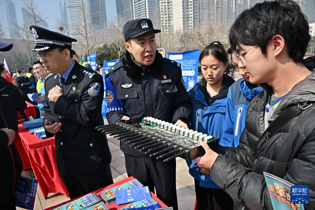 山东青岛举行“弘扬雷锋精神 凝聚青春力量”志愿服务活动