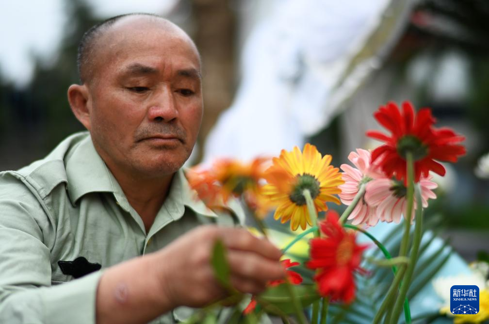 贵州黄平：两代人守护烈士陵园39载