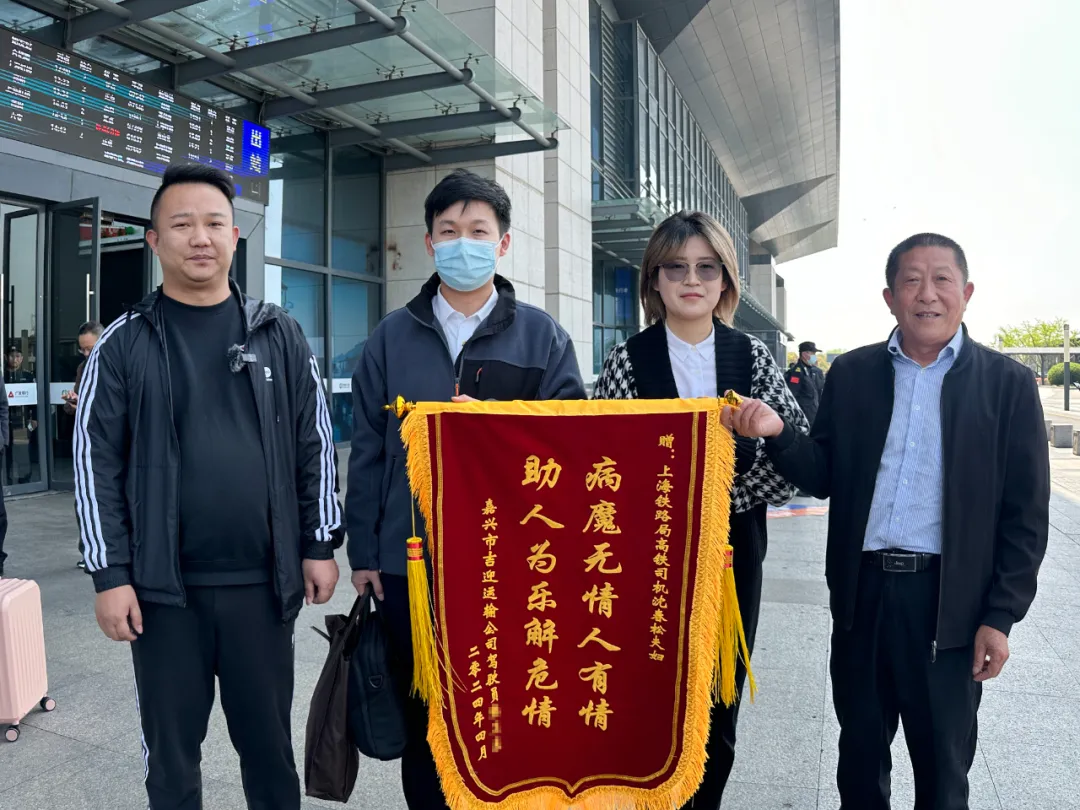 过路司机多看一眼，抢回一条命！网友：天使降临！