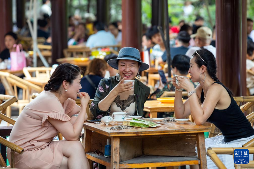 成都老茶馆档案里的时代与家国