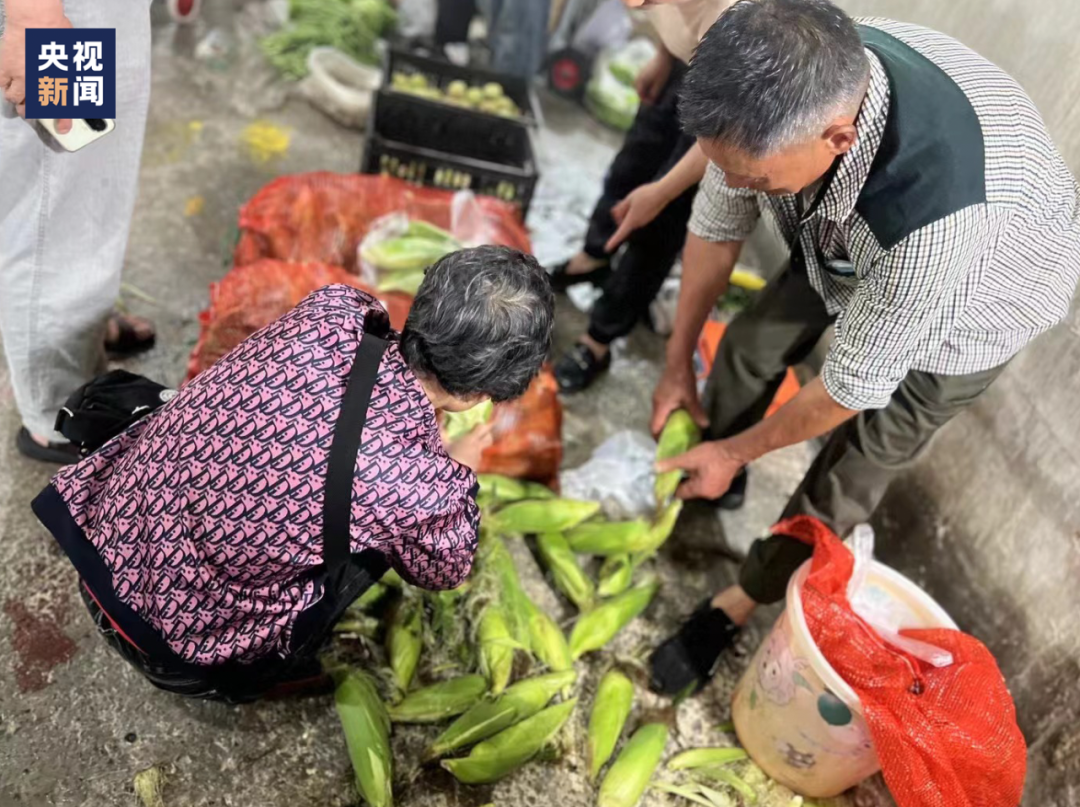 “背篓专线”迎来温暖后续：“背篓菜市”开市啦！