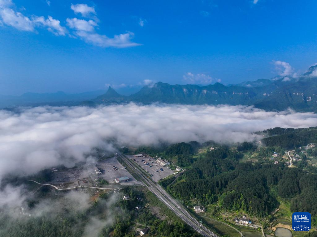 飞阅中国｜重庆金佛山：云绕山峦