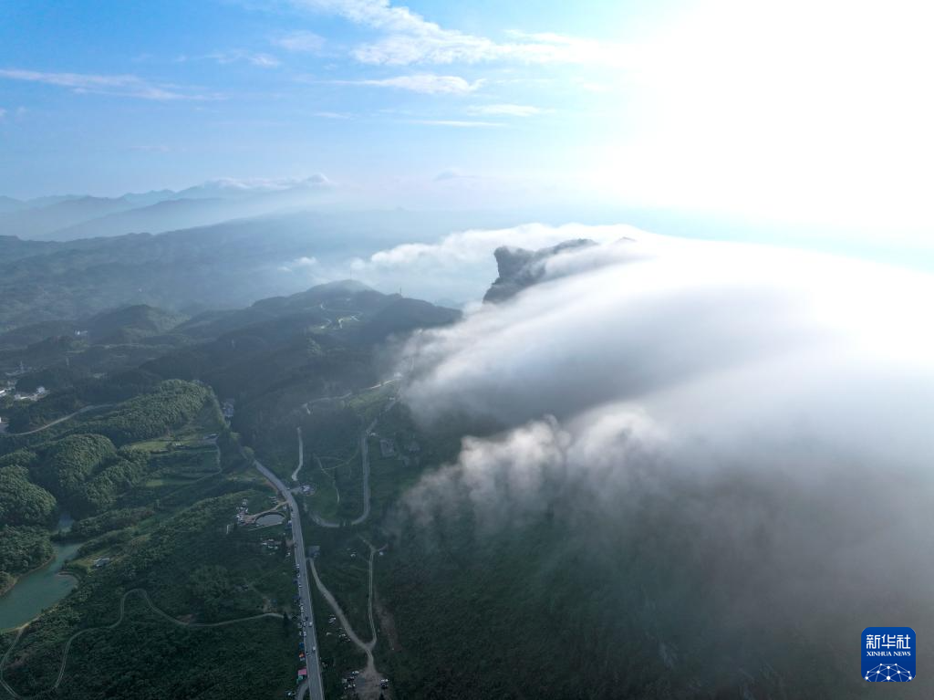 飞阅中国｜重庆金佛山：云绕山峦