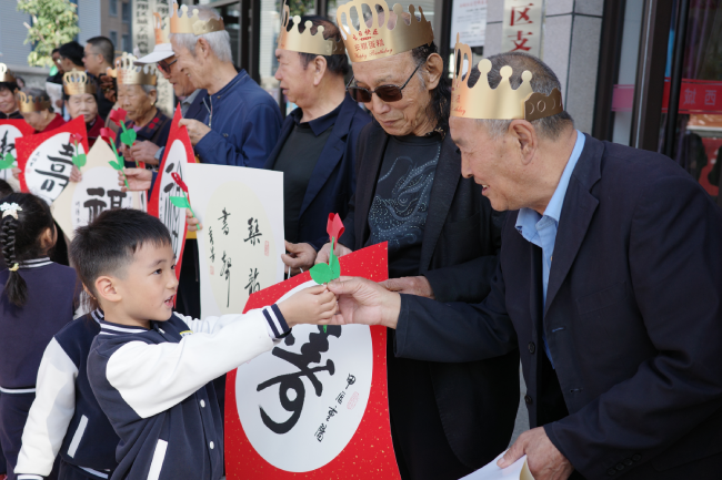 【网络中国节】陕西宝鸡：家门口共庆重阳，戏曲声中暖意浓