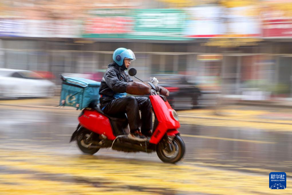 中央气象台：暴雪寒潮大风三预警齐发