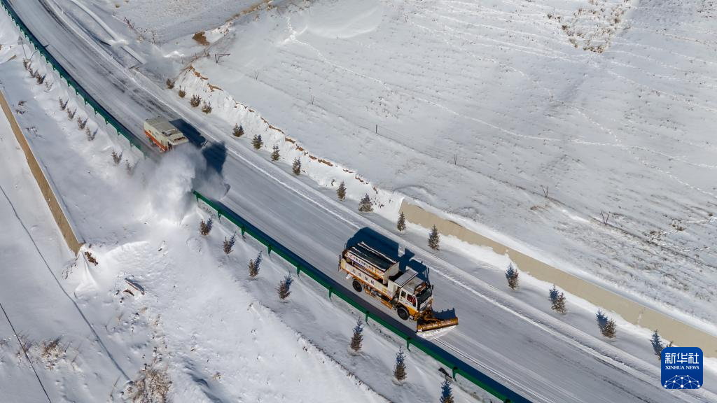 中央气象台：暴雪寒潮大风三预警齐发