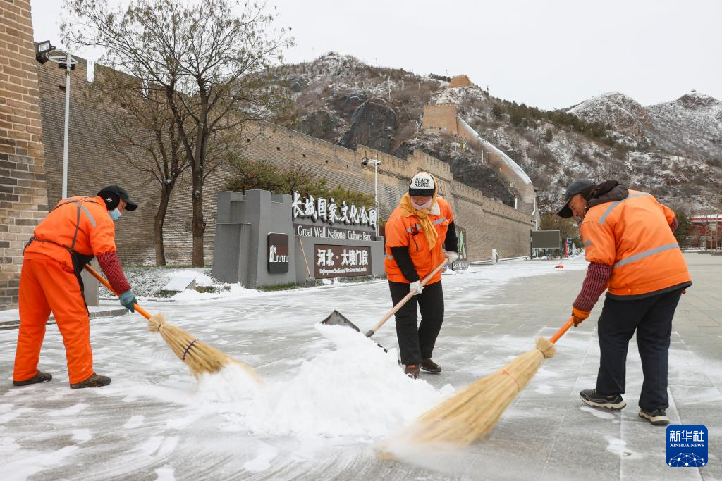 中央气象台：暴雪寒潮大风三预警齐发