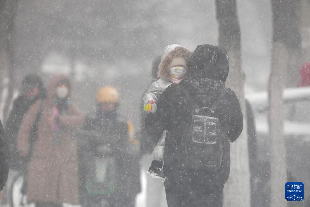 中央气象台：暴雪寒潮大风三预警齐发