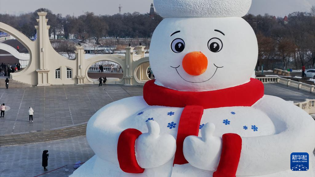 哈尔滨今冬第一个大雪人微笑亮相