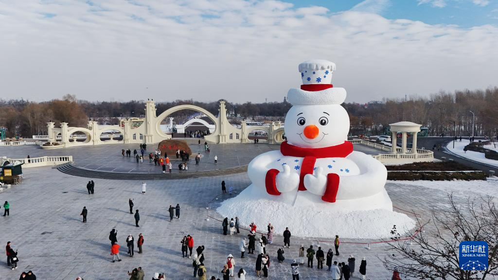 哈尔滨今冬第一个大雪人微笑亮相