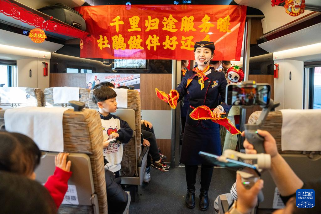 新春走基层丨复兴号上迎新春