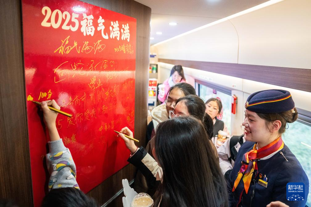 新春走基层丨复兴号上迎新春