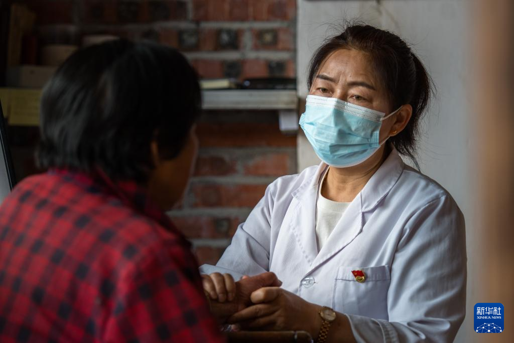 新华全媒+丨山村健康守护人:33年干好一件事