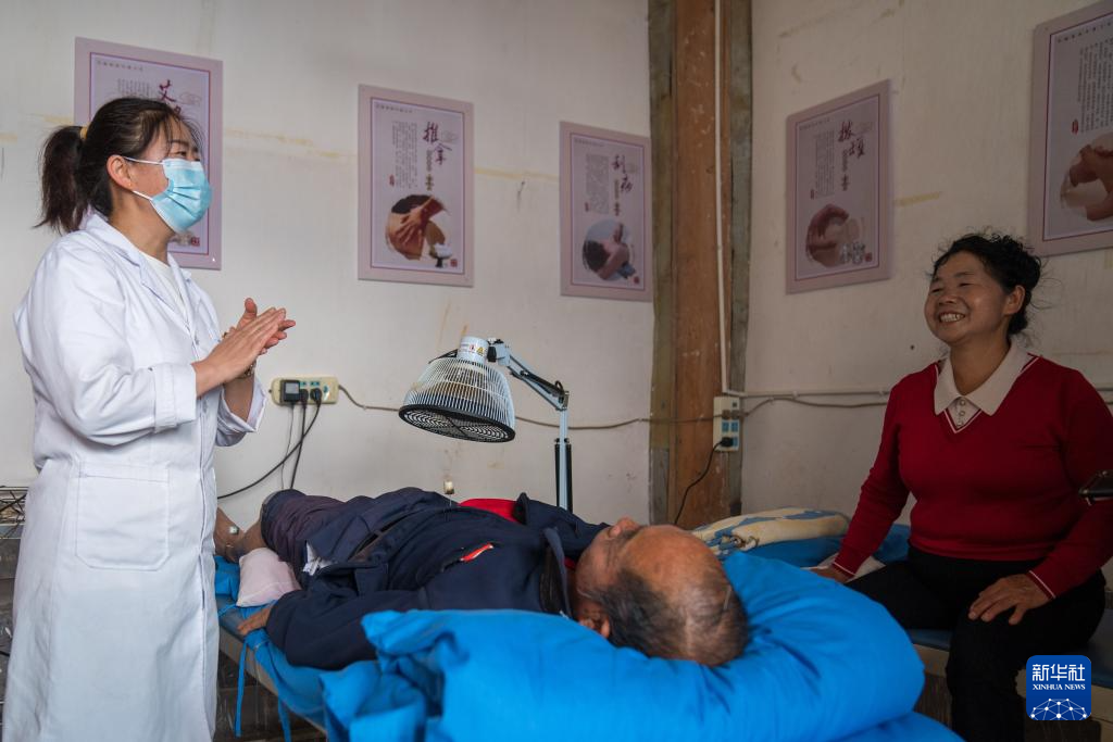 新华全媒+丨山村健康守护人:33年干好一件事