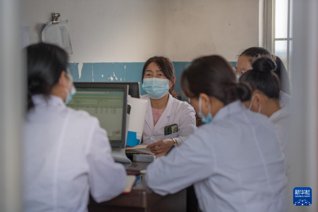 新华全媒+丨山村健康守护人:33年干好一件事