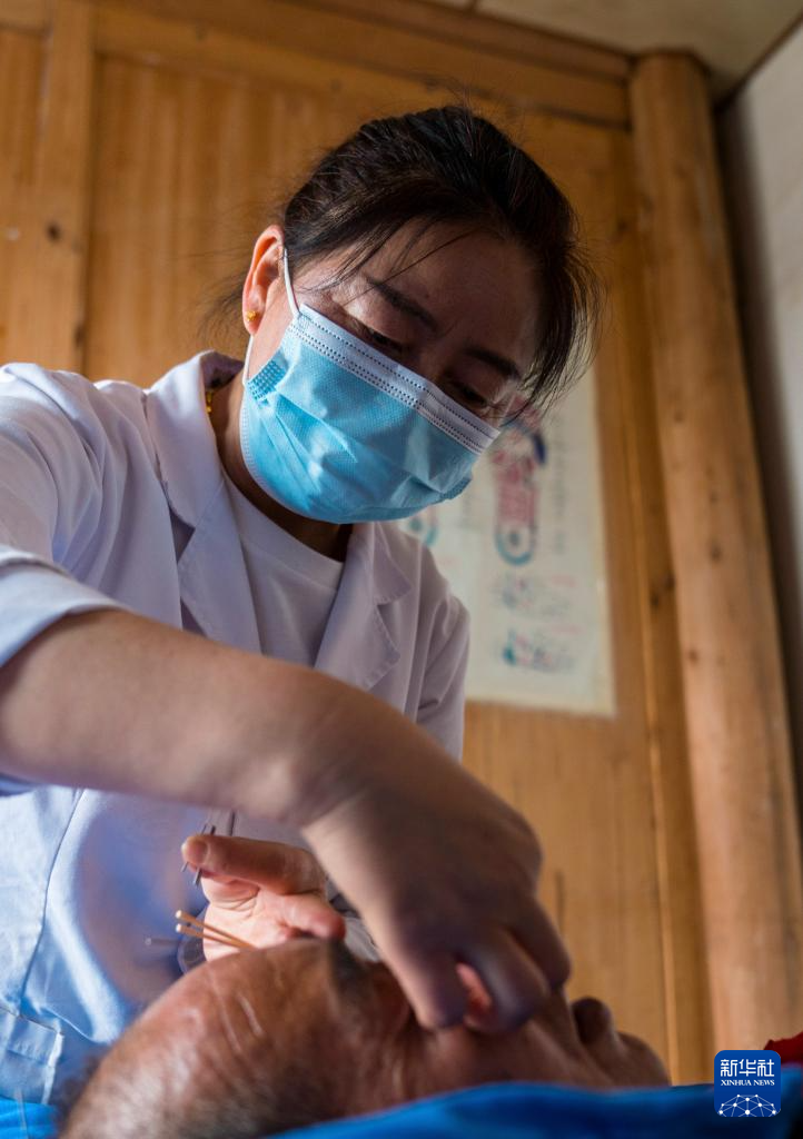 新华全媒+丨山村健康守护人:33年干好一件事