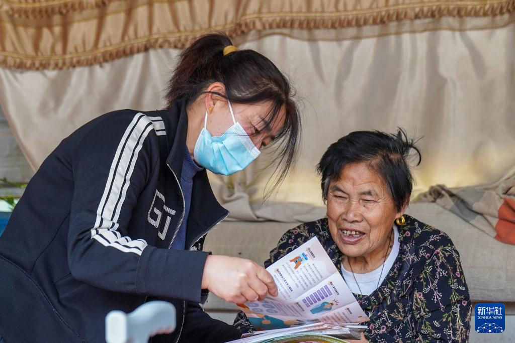 新华全媒+丨山村健康守护人:33年干好一件事